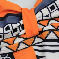 Un maillot de bain avec poussoir