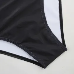 Un maillot de bain avec poussoir
