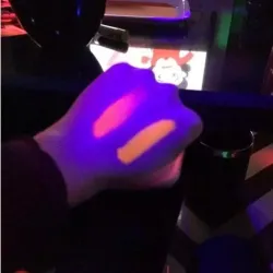 Rouge à lèvres fluorescente - lumineux dans le noir