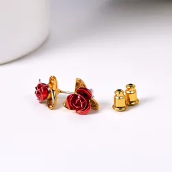 Boucles d'oreilles en or avec rose rouge