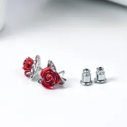 Boucles d'oreilles en or avec rose rouge