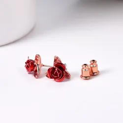 Boucles d'oreilles en or avec rose rouge