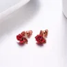 Boucles d'oreilles en or avec rose rouge