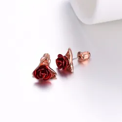 Boucles d'oreilles en or avec rose rouge