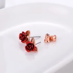 Boucles d'oreilles en or avec rose rouge