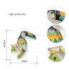 Broche élégante avec oiseau toucan cristallin