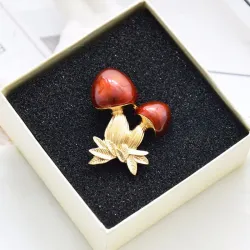 Rouge émail - champignon - broche