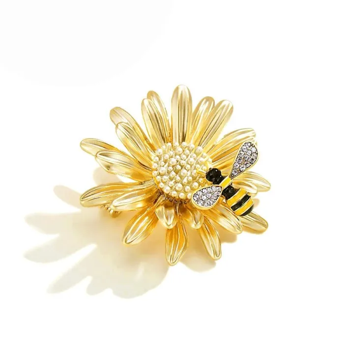 Abe de cristal et marguerite - une broche élégante