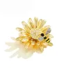 Abe de cristal et marguerite - une broche élégante