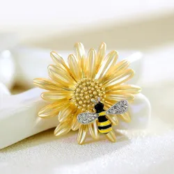 Abe de cristal et marguerite - une broche élégante