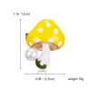Broche élégante avec champignon et perle