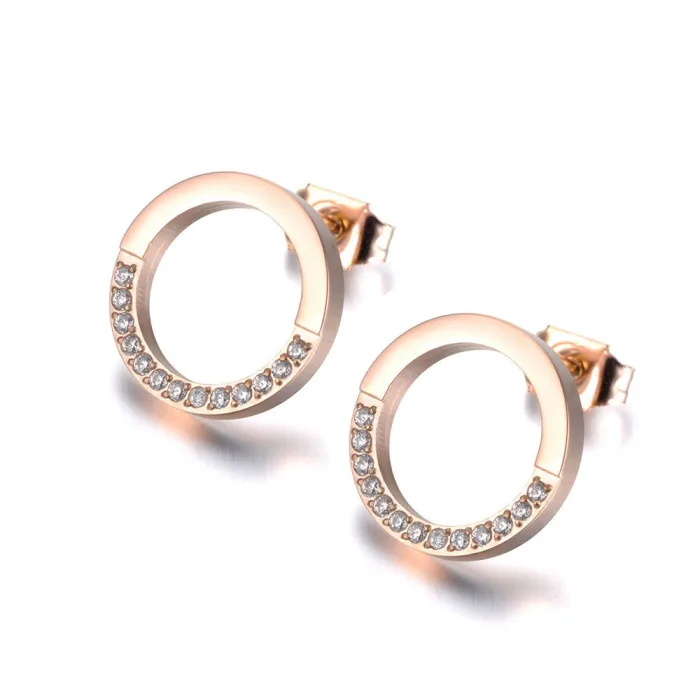 Boucles d'oreilles rondes en or rose avec des cristaux