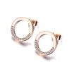 Boucles d'oreilles rondes en or rose avec des cristaux