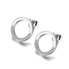 Boucles d'oreilles rondes en or rose avec des cristaux