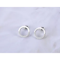 Boucles d'oreilles rondes en or rose avec des cristaux