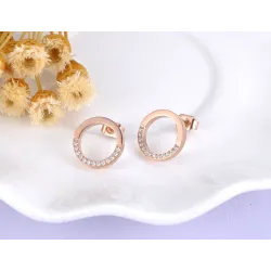 Boucles d'oreilles rondes en or rose avec des cristaux