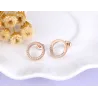 Boucles d'oreilles rondes en or rose avec des cristaux